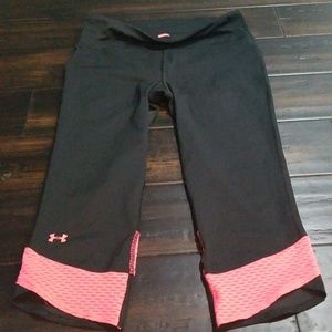 **SOLD** Under Armour capris compression pants